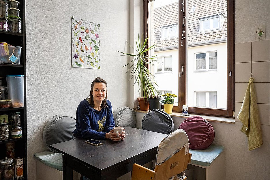 »Vorgetäuschter Eigenbedarf wird so gut wie nie geahndet«: Isabell Ullrich in ihrer neuen Wohnung in Kalk. Die Eigenbedarfskündigung für ihre WG in Ehrenfeld erhielt sie am Tag vor der Geburt ihres Kindes