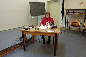Präzise Organisatorin, solide Theoretikerin: Elisabeth Jappe bei der Arbeit, Foto: Pietro Pellini