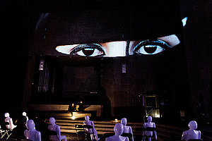 »Eine Armee in der Faust«: wehr51 in der Kirche Sankt Gertrud, Foto: Alessandro De Matteis