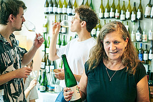 Naturwein-Expertin Surk-ki Schrade mit Gästen beim Apéro