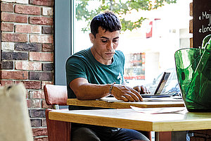 Deutschunterricht am Laptop: Jakdar Martinli im Integrationskurs zu Corona-Zeiten