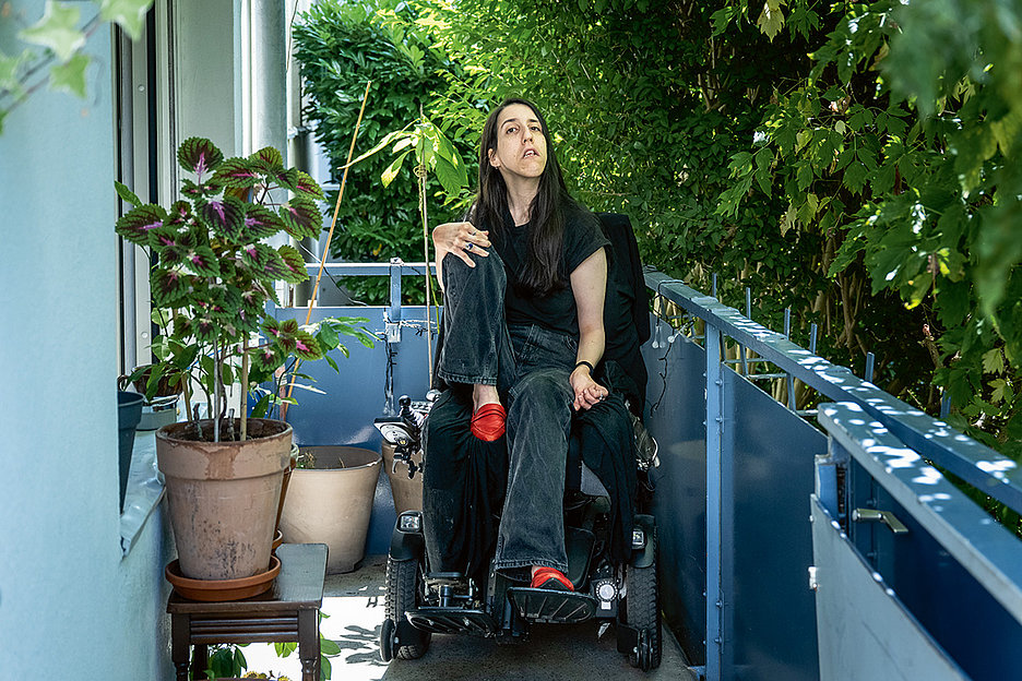 »Mein Leben ist wundervoll«: Esra Kalkan auf ihrem Balkon in Köln (Foto: Dörthe Boxberg / Stadtrevue)