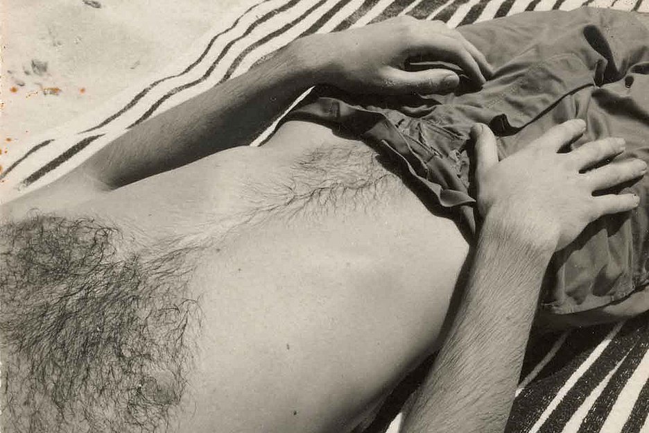 © Robert Rauschenberg Foundation Archives, New York Privates Begehren in Sepia: Robert Rauschenberg, Cy Twombly, Staten Island beach, New York, ca. 1951 © Robert Rauschenberg Foundation Archives, New York