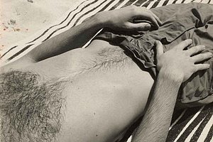 Privates Begehren in Sepia: Robert Rauschenberg, Cy Twombly, Staten Island beach, New York, ca. 1951  © Robert Rauschenberg Foundation Archives, New York