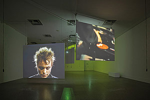 XXL-Screens suggerieren Konzertatmo: Laurie Anderson bei der Arbeit | Foto: Laurin Schmid / Bildkraftwerk