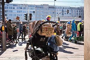 »To Hell With Putin«: Proteste am Rosenmontag 2022 in Köln