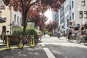 Ein Bild aus alten Zeiten: Einkaufsstraße Deutzer Freiheit ohne Autos