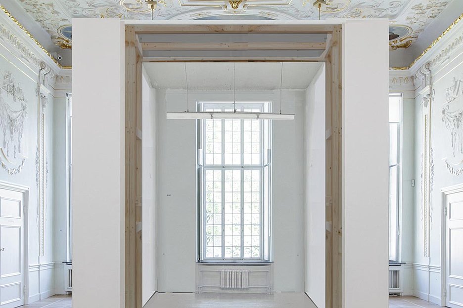 © Kunsthaus NRW 2025 Kunsthaus NRW, Kornelimünster Kaisersaal mit Animation eines Klassenraums der Kunstakademie Düsseldorf; © Kunsthaus NRW 2025