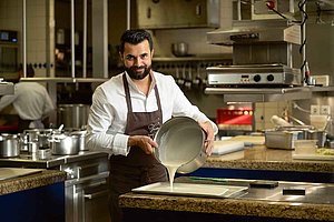 Vom Gast zum Küchenchef: Dennis Kuckuck bei der Arbeit im Vendôme