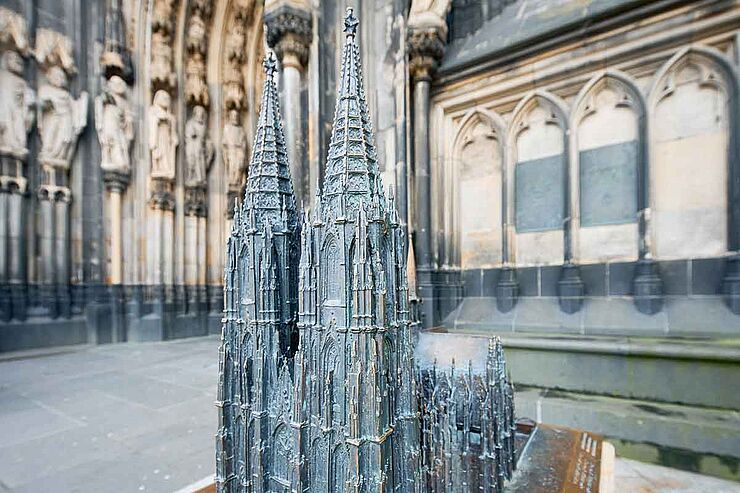 Foto: Thomas Schäkel / Stadtrevue Hallo, Touris, reicht das nicht fürs Foto? Miniatur-Dom bleibt kostenlos (Foto: Thomas Schäkel / Stadtrevue)