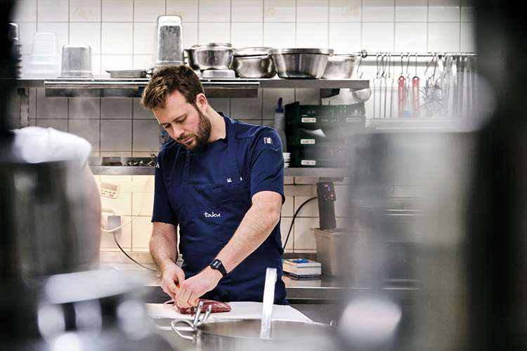 Foto: Thomas Schaekel / Stadtrevue Wer Sushi bestellt, sollte auch rohen Fisch bekommen: Mirko Gaul in der Küche vom Sterne-Restaurant Taku