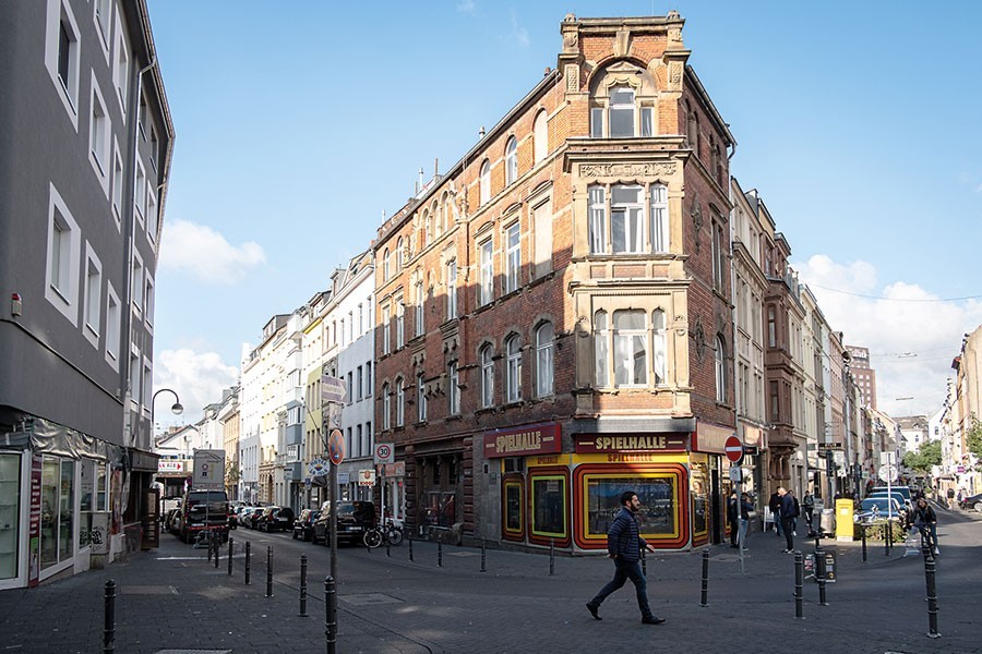 Spielhallen und schicker Altbau— Blick vom Eigelstein  in die Eintrachtstraße und die Weidengasse
