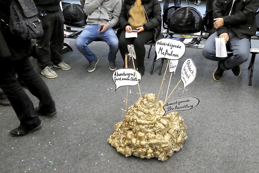 Foto: Initiative erwerbslos nicht wehrlos Keine Auszeichnung: Erwerbsloseninitativen verleihen den »Goldenen Haufen Scheiße« an das Jobcenter Porz
