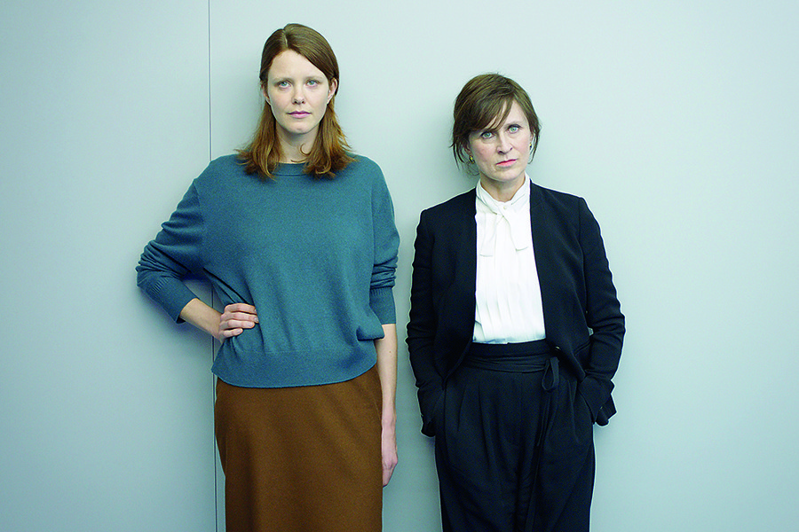 Foto: Copyright Amerikafilm Akademikerinnen, ratlos: Sarah Ralfs, Sophie Rois