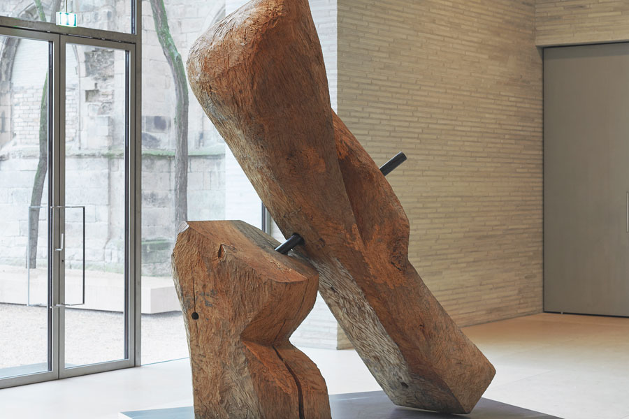 Foto: Lothar Schnepf Victoria Bell, »Propeller für D«, 2001, Eichenholz und Stahl
