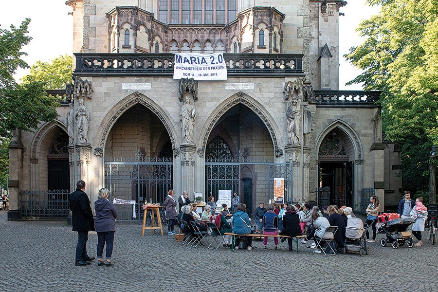 Foto: Dörthe Boxberg »Vorbild für das, was der Kardinal will«: Streikende Frauen vor St. Agnes