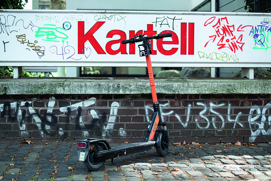 Foto: Tom Zelger/Stadtrevue Nein, das ist kein wild entsorgter Sondermüll, das ist die Verkehrswende: Straßenszene mit E-Scooter
