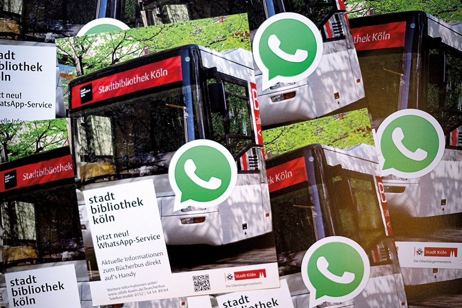 Foto: Tom Zelger, Stadtrevue »Keine Werbung für WhatsApp«: Infozettel für den Kölner Bücherbus