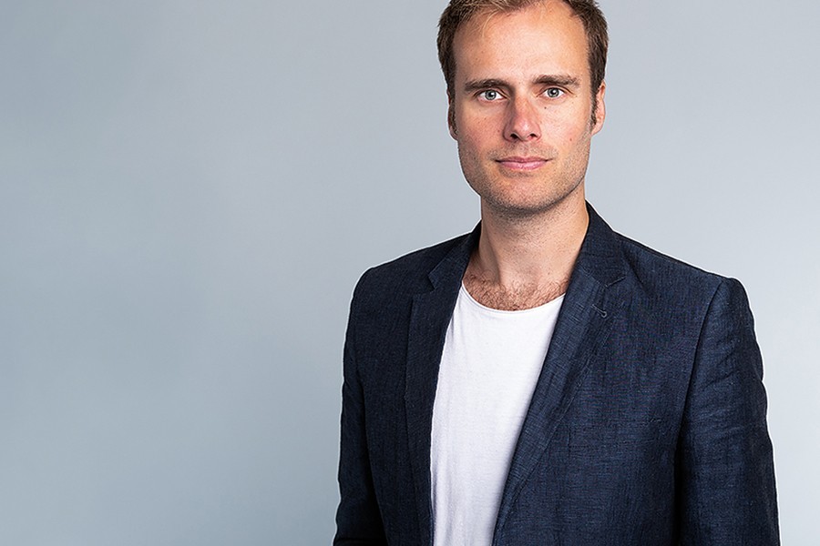 Foto: Falko Alexander/Galerie ampersand Sebastian Mayer ist Mathematiker und forscht am Fraunhofer-Institut in Sankt Augustin zu Maschinellem Lernen und biologisch inspirierten Algorithmen im Kontext Industrie 4.0. Seit Anfang 2019 engagiert er sich bei Scientists for Future, er ist einer von