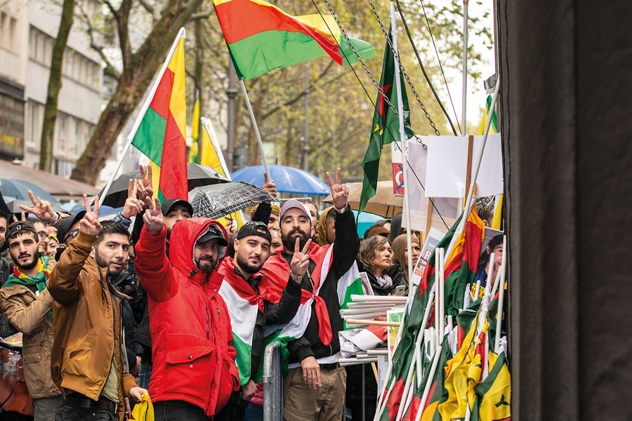 Foto: Dörthe Boxberg, Stadtrevue Demonstrieren im Dauerregen: Kurdische Demo auf den Ringen