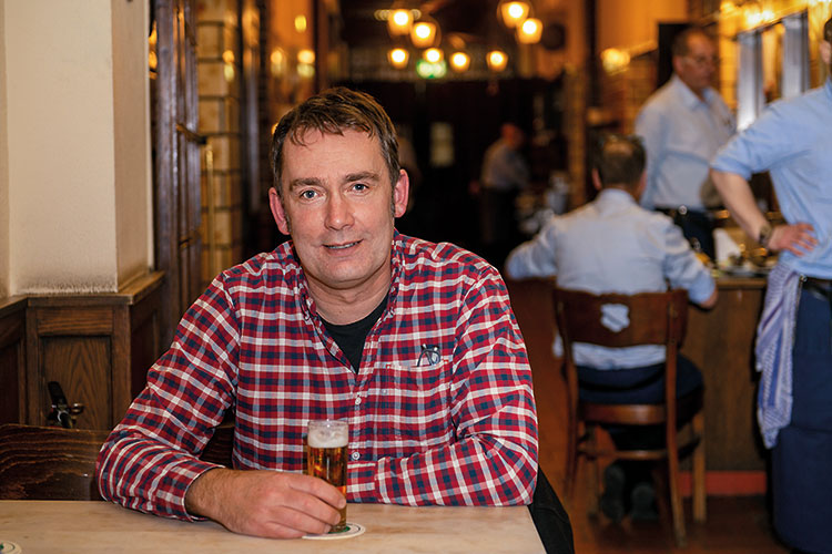 Auf ein Bierchen mit dem Bürgermeisterchen: OB-Kandidat Thor Zimmermann im Brauhaus