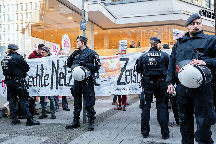 Foto: Tom Zelger / Stadtrevue Bildungsauftrag erfüllt: Demonstration gegen rechte Anti-WDR-Hetze im Januar