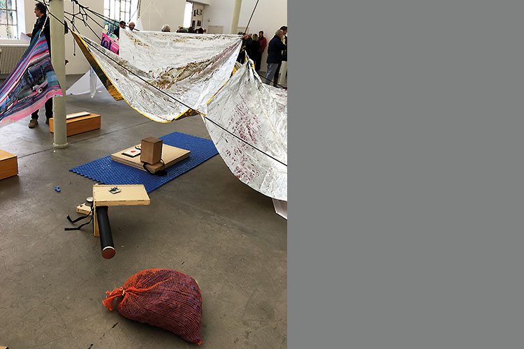 Foto: Melanie Weidemüller Installationsansicht Jon Shelton (Malereien, Schnur, div. Objekte), 2020