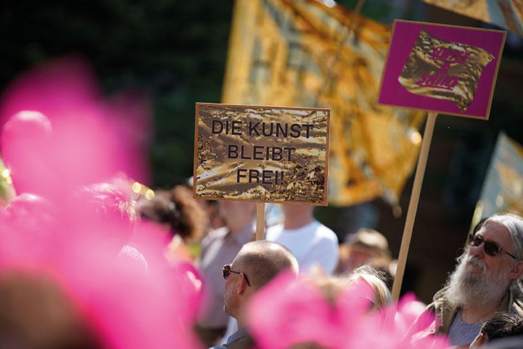 Foto: Die Vielen Rettungsdecken für die Kunst: »Die Vielen« bei einer Demo gegen die AfD im Mai 2018