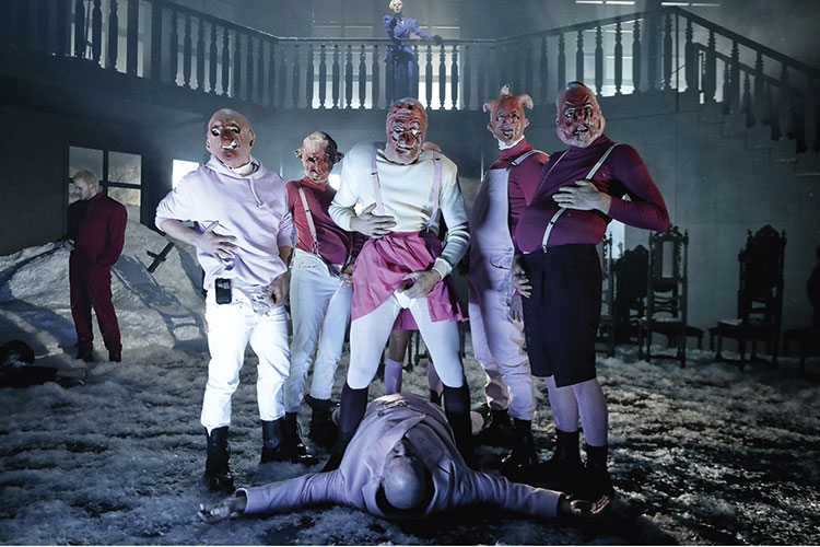 Foto: Birgit Hupfeld Nazi-Zombies und Plastikpimmel: »Die Verdammten« im Schauspiel Köln
