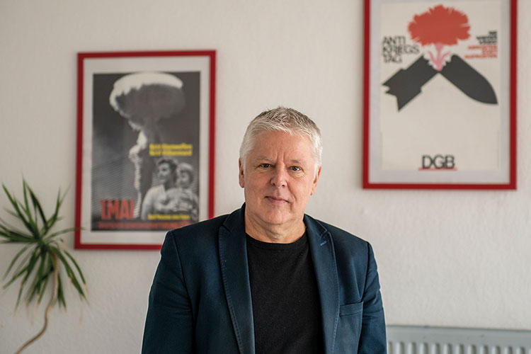 Foto: Dörthe Boxberg / Stadtrevue Damals hatte die Gewerkschaft noch Angst vor dem Ende der Welt: Andreas Kossiski vor DGB-Plakaten