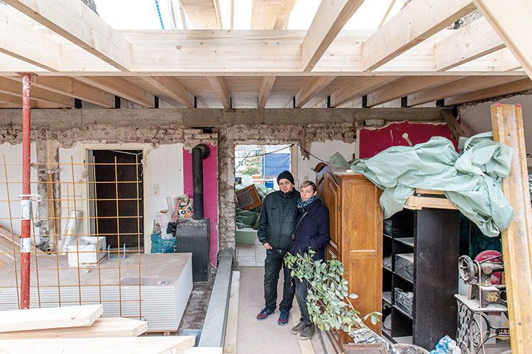Foto: Dörthe Boxbert / Stadtrevue Soziales Netz, aber kein Dach: Nick Gebauer und Katja Bechtel in ihrer Wohnung
