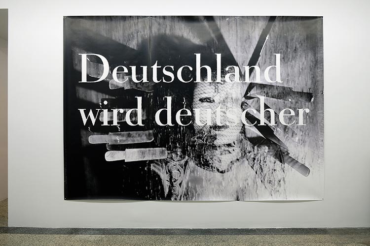 Foto: © D. Steinfeld, Van Horn, Düsseldorf 2020 Katharina Sieverding, »Deutschland wird deutscher«, 1992