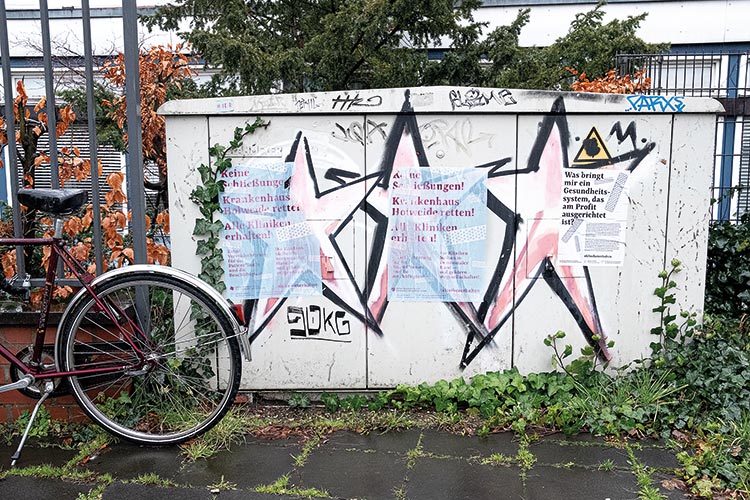 Für bessere Arbeitsbedingungen: Protestplakate an der Uniklinik
