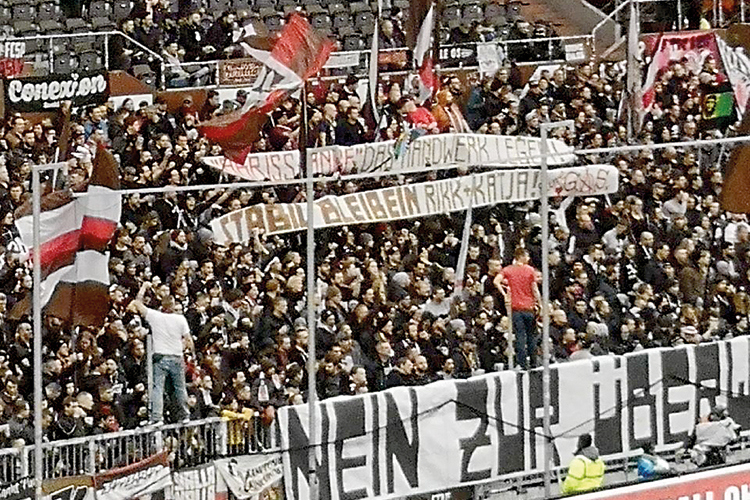 Foto: privat Solidarität bis nach St. Pauli: Transparent für Katja Bechtel und Rick Gebauer