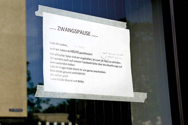 Foto: Dörthe Boxberg / Stadtrevue Die Krise als Aushang: Wegen Corona geschlossenes Ladengeschäft