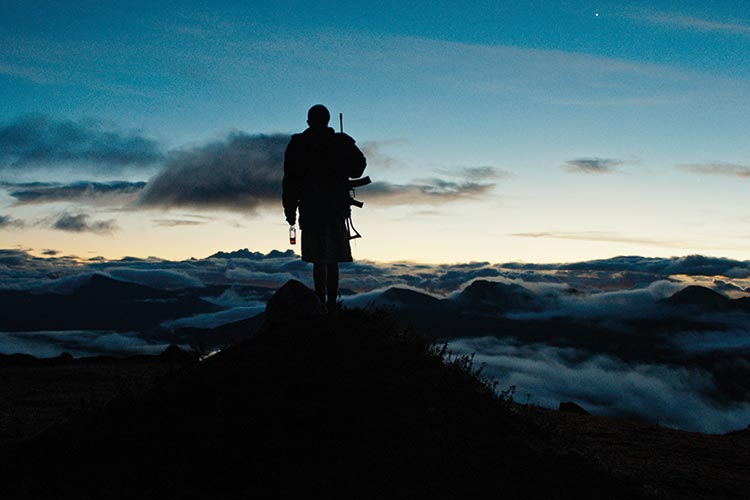 Über den Wolken: jugendlicher Guerillero