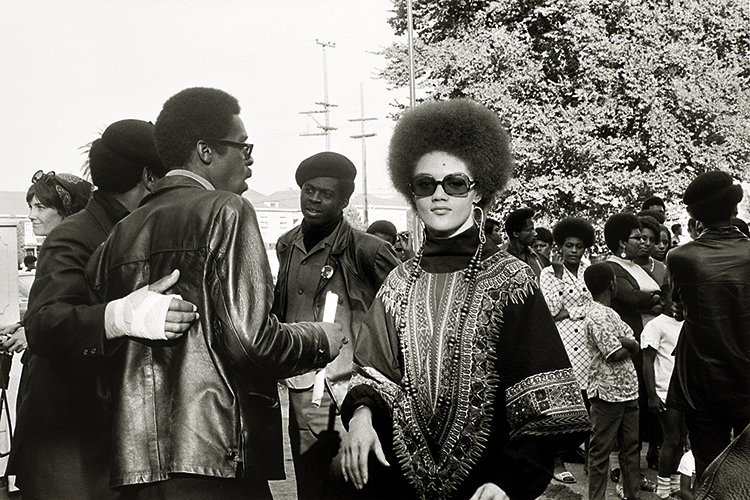 »Mapping the Collectio« im Ludwig: Pirkle Jones, Kathleen Cleaver und Black Panthers (Befreit-Huey-Kundgebung, CA, 22.9.1968), 1968–1969, © Regents of the University of California, Reproduktion: rba