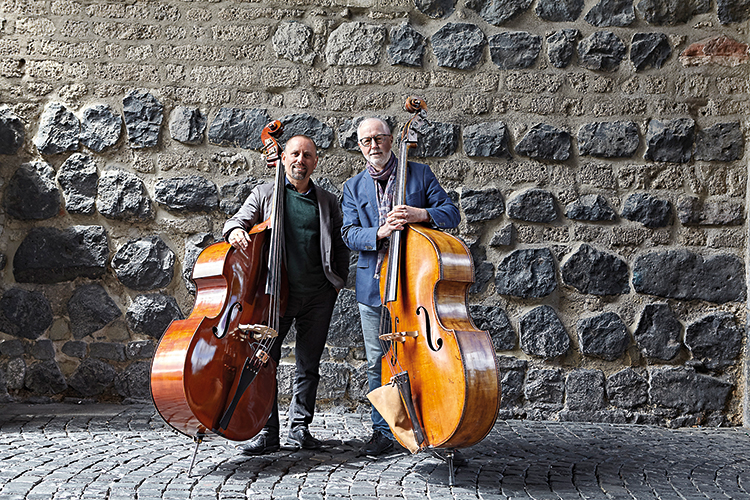 Foto: Thomas Schäkel, Stadtrevue Zwei Bässe tanken Super: Joscha Oetz (links) und Rainer Linke vor der Eigelsteintorburg