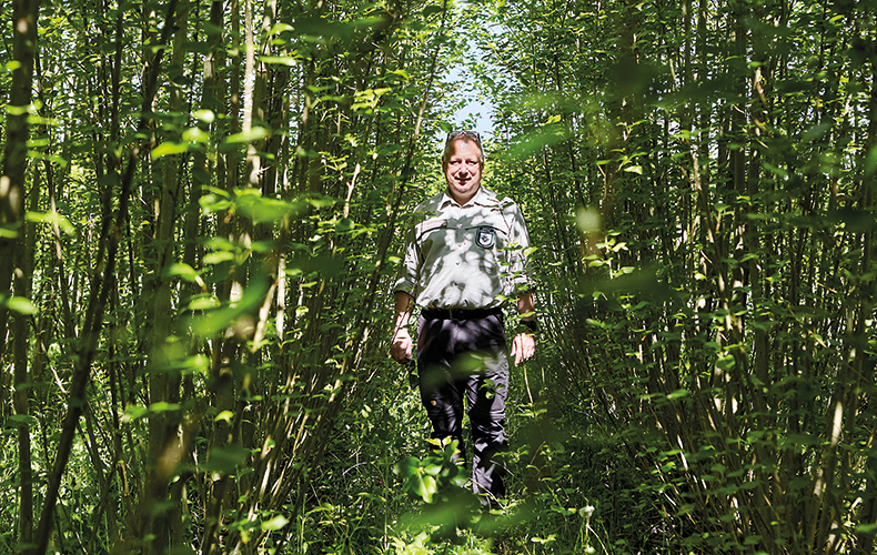 Foto: Thomas Schäkel / Stadtrevue Hat 4000 Hektar Wald im Blick — Michael Hundt, städtischer Förster