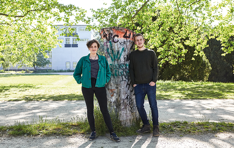 Sehen sich derzeit fast ausschließlich durch die Webcam: Mia Gruber und Paul Berg von Students for Future Köln