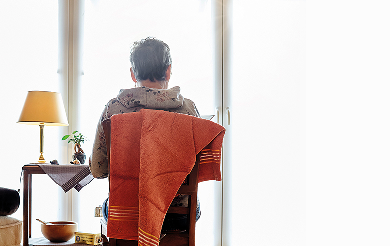 »Es braucht aktive Kühlung« — Seniorin in ihrer Wohnung