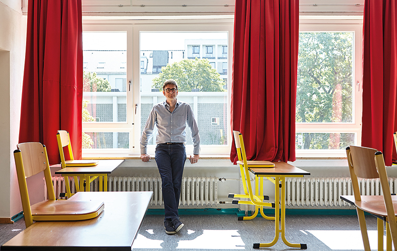 Foto: Thomas Schäkel / Stadtrevue Denkmalschutz statt Hitzeschutz — Schulleiter Till Butz im Agnesviertel