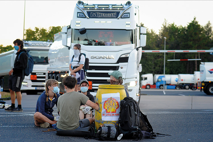 Foto: Manfred Wegener Von umländischen Kräften durchsetzt? Demonstrierende vor der Shell-Raffinerie