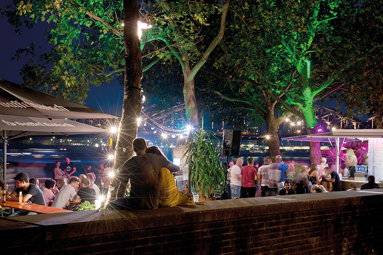 Foto: Dörthe Boxberg Gastwirte als Helfer im Kampf gegen die Pandemie — Pop-up-Biergarten an der Rheinpromenade