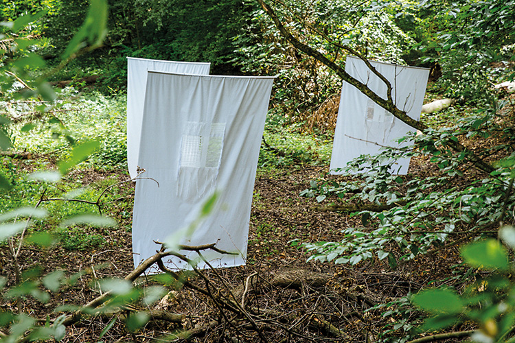 Sr. Pietra M. Löbl, 3 Tuchobjekte, 2020, Leinen, je 230 × 150 cm 
