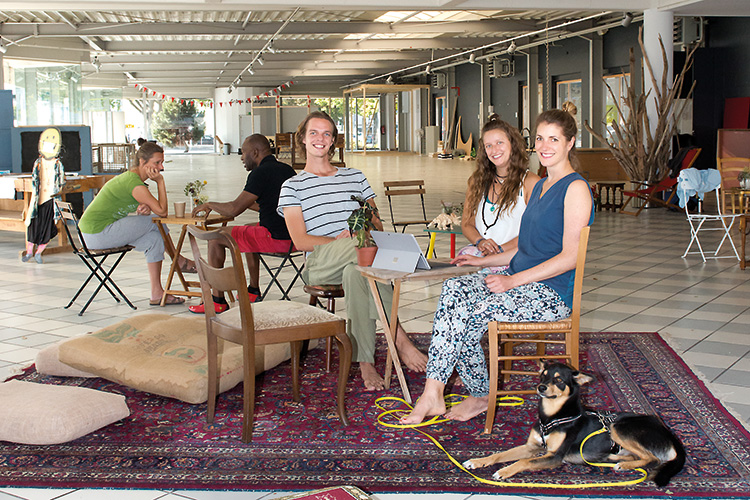 Gruppenbild mit Hund: Im ehemaligen Autohaus wird an der Stadt der Zukunft gewerkelt, Foto: Dörthe Boxberg