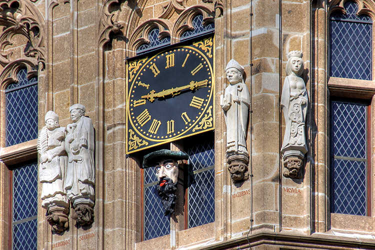 Foto: © Raimond Spekking / CC_BY_SA_4 Turmuhr statt Stechuhr: Wurde die Arbeitszeit im Rathaus zu großzügig berechnet? Foto: © Raimond Spekking / CC_BY_SA_4