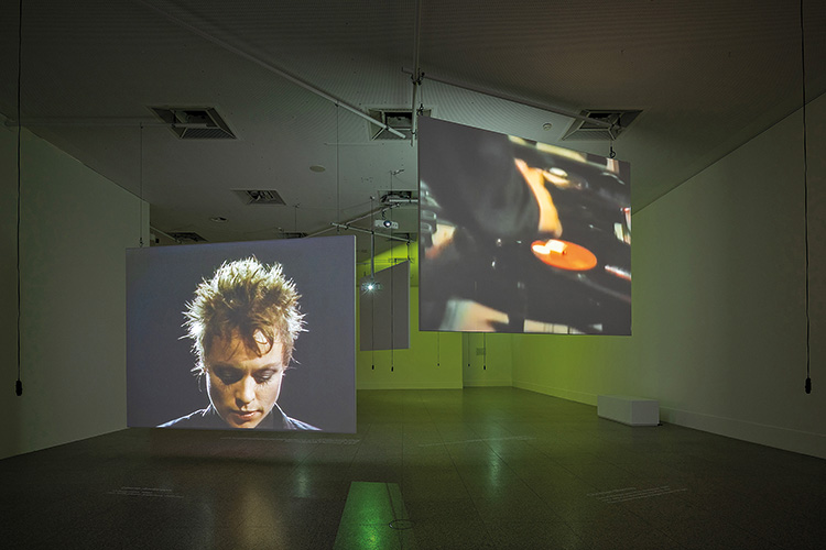 Foto: Laurin Schmid / Bildkraftwerk XXL-Screens suggerieren Konzertatmo: Laurie Anderson bei der Arbeit | Foto: Laurin Schmid / Bildkraftwerk