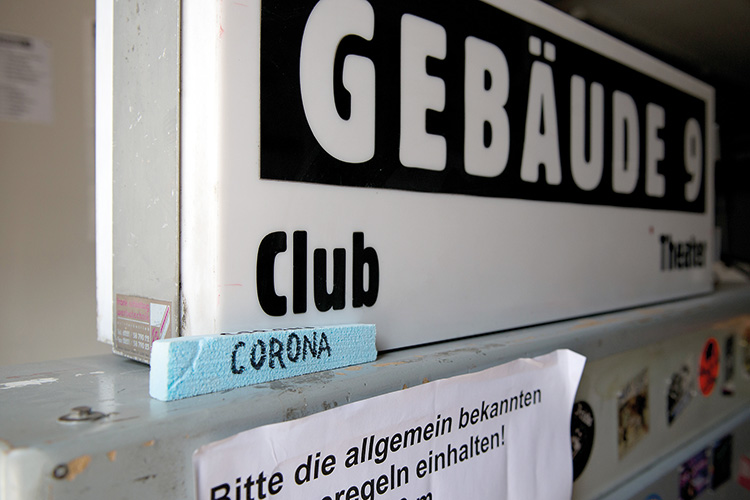Foto: Dörthe Boxberg Club heißt jetzt Corona: Die Viren stehen immer auf der Gästeliste, Foto: Dörthe Boxberg