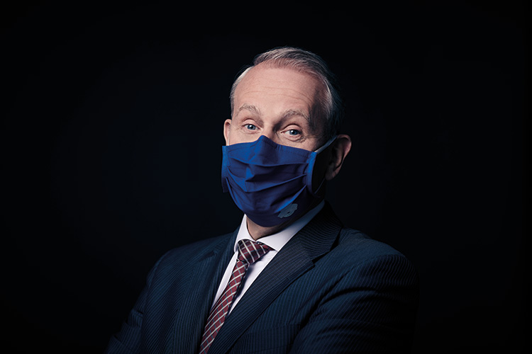 Foto: KölnMusik/Matthias Baus Jetzt auch mit Maske: Louwrens Langevoort ist seit 2005 Intendant der Kölner Philharmonie, Foto: KölnMusik/Matthias Baus